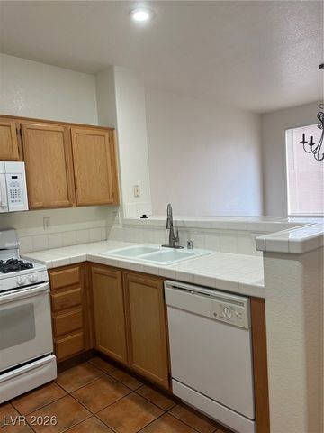 10201 Deerfield Beach Avenue 101, Las Vegas, NV 89129