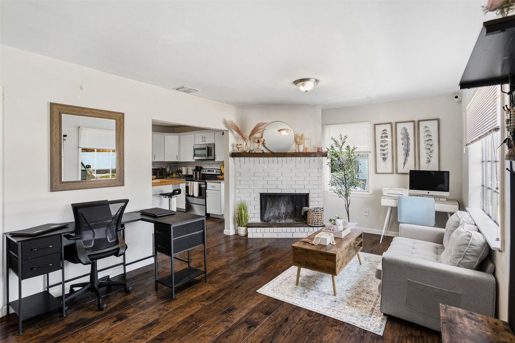 516 E Wintergreen Road, Desoto, TX 75115