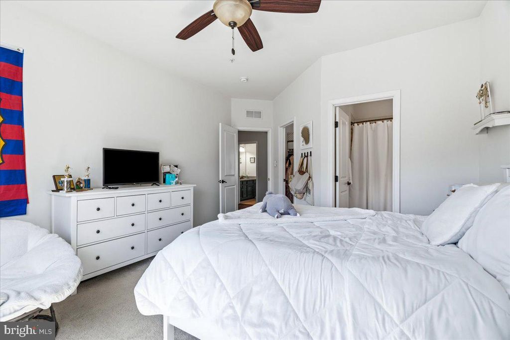 Image 39 of property listing at 9807 ACCIPITER CT, New Market, MD 21774