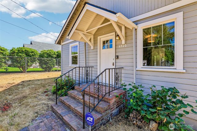 6925 52nd Avenue W, University Place, WA 98467