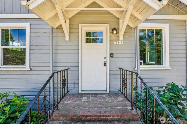 6925 52nd Avenue W, University Place, WA 98467