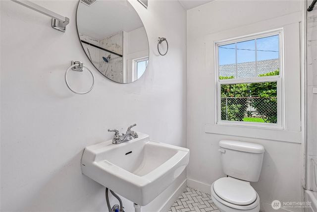 6925 52nd Avenue W, University Place, WA 98467