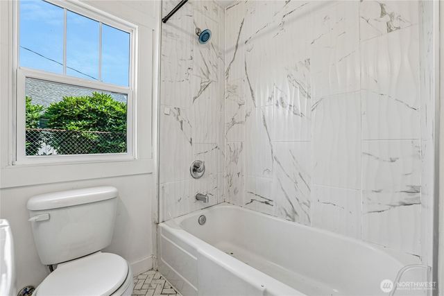 6925 52nd Avenue W, University Place, WA 98467