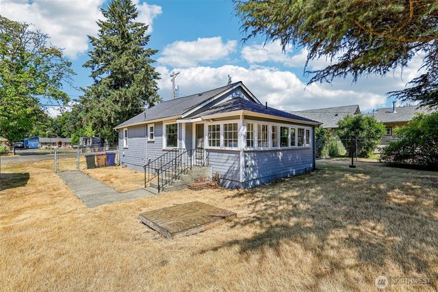 6925 52nd Avenue W, University Place, WA 98467