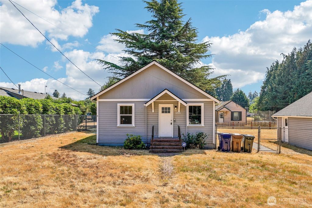 6925 52nd Avenue W, University Place, WA 98467