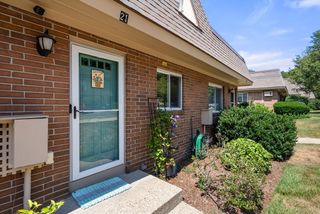 21 Walcott Valley Dr 21, Hopkinton, MA 01748