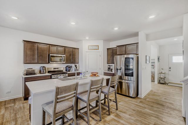 601 Ironwood Avenue, Oswego, IL 60543