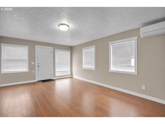 8044 Se MALDEN St, Portland, OR 97206