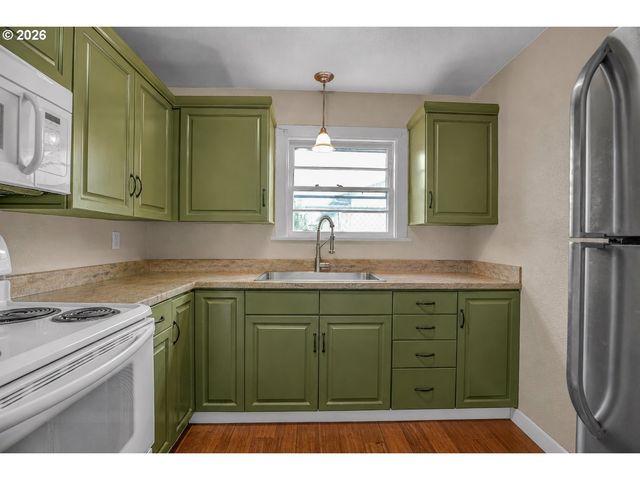 8044 Se MALDEN St, Portland, OR 97206