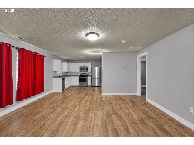 8044 Se MALDEN St, Portland, OR 97206