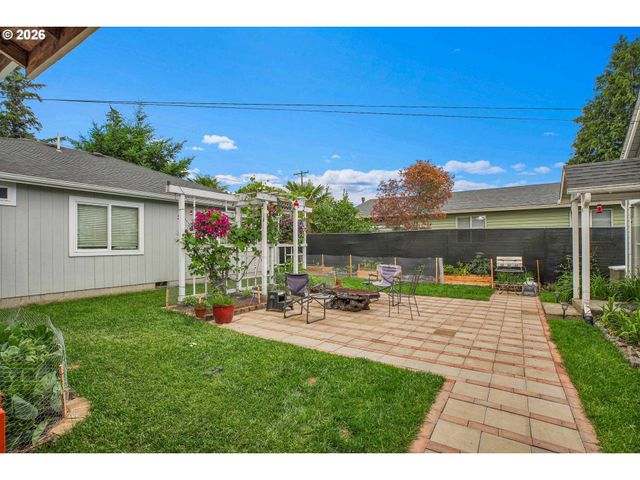8044 Se MALDEN St, Portland, OR 97206