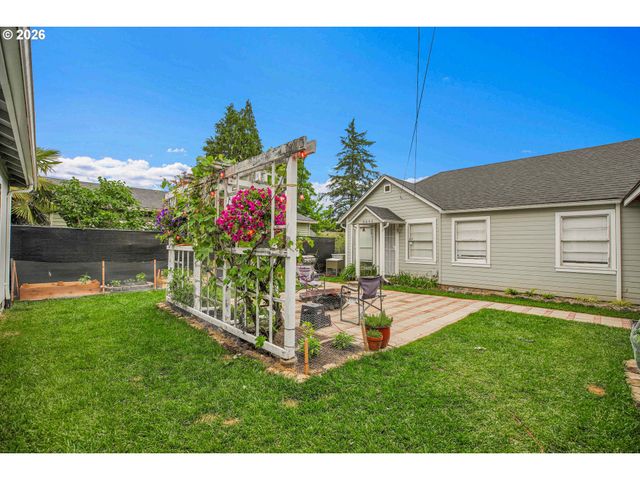 8044 Se MALDEN St, Portland, OR 97206