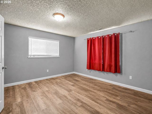 8044 Se MALDEN St, Portland, OR 97206