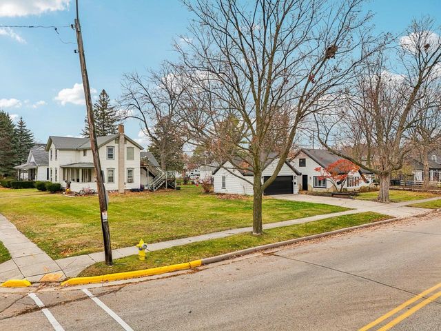 812 Center STREET, Lake Geneva, WI 53147