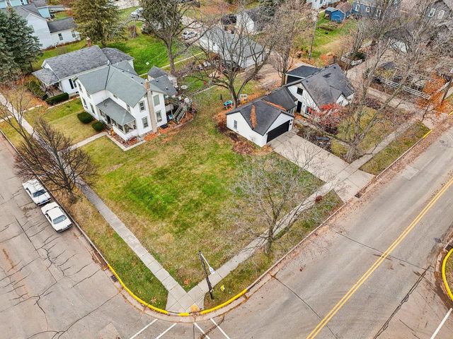 812 Center STREET, Lake Geneva, WI 53147