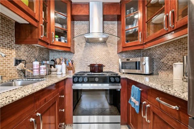 1154 S Barrington Avenue 213, Los Angeles, CA 90049