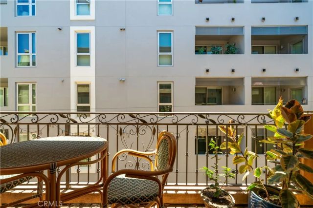 1154 S Barrington Avenue 213, Los Angeles, CA 90049