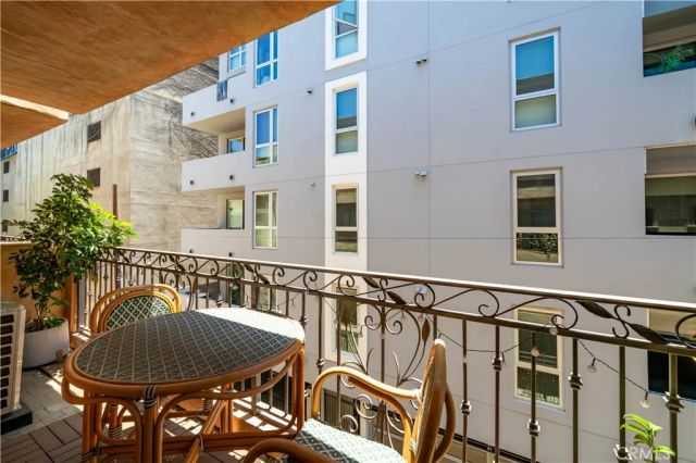 1154 S Barrington Avenue 213, Los Angeles, CA 90049