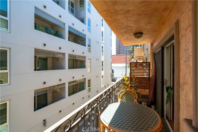 1154 S Barrington Avenue 213, Los Angeles, CA 90049