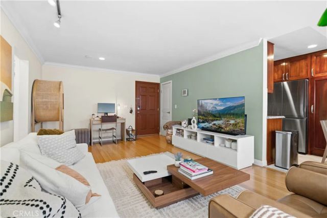 1154 S Barrington Avenue 213, Los Angeles, CA 90049