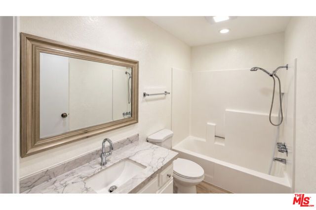 15141 Burbank Boulevard 207, Van Nuys (los Angeles), CA 91411