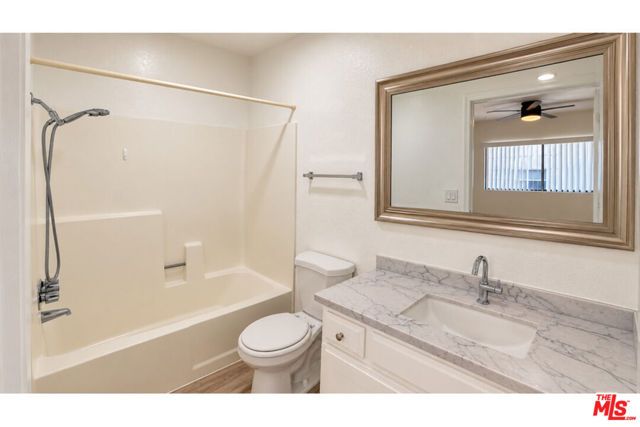 15141 Burbank Boulevard 207, Van Nuys (los Angeles), CA 91411