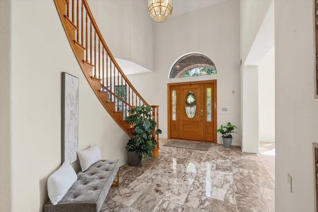 1084 KENSINGTON Dr, Roseville, CA 95661
