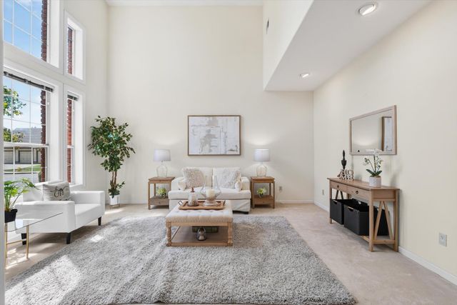 1084 KENSINGTON Dr, Roseville, CA 95661