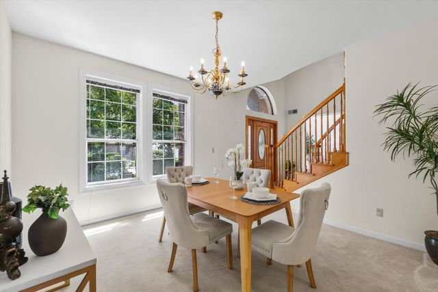 1084 KENSINGTON Dr, Roseville, CA 95661
