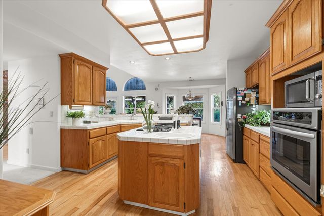 1084 KENSINGTON Dr, Roseville, CA 95661