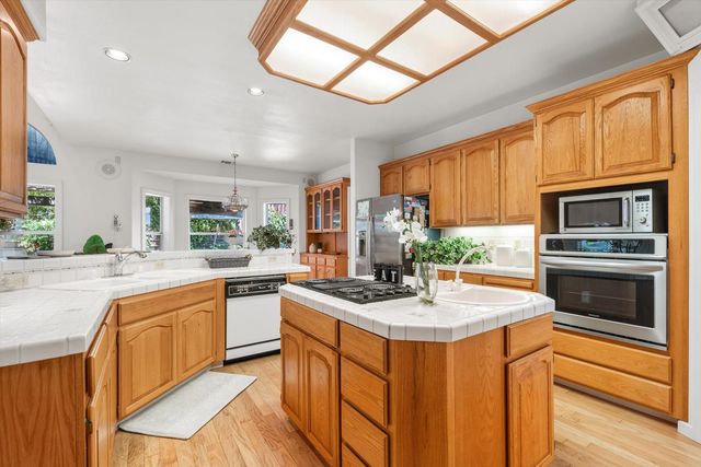 1084 KENSINGTON Dr, Roseville, CA 95661