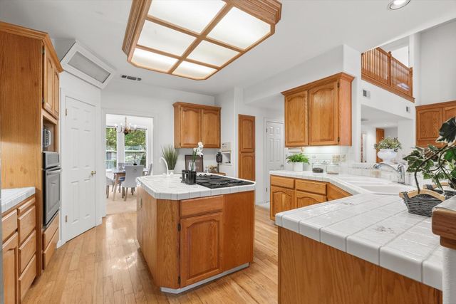 1084 KENSINGTON Dr, Roseville, CA 95661
