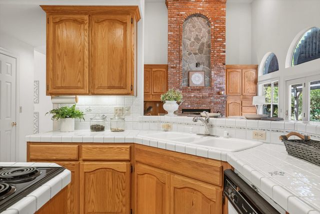 1084 KENSINGTON Dr, Roseville, CA 95661