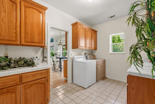 1084 KENSINGTON Dr, Roseville, CA 95661