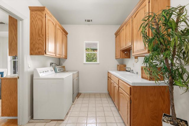 1084 KENSINGTON Dr, Roseville, CA 95661
