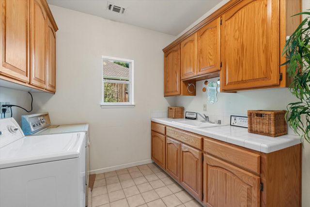 1084 KENSINGTON Dr, Roseville, CA 95661