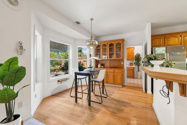 1084 KENSINGTON Dr, Roseville, CA 95661
