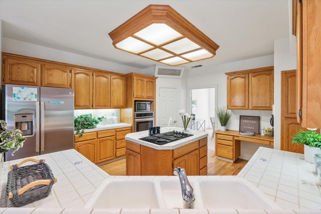 1084 KENSINGTON Dr, Roseville, CA 95661