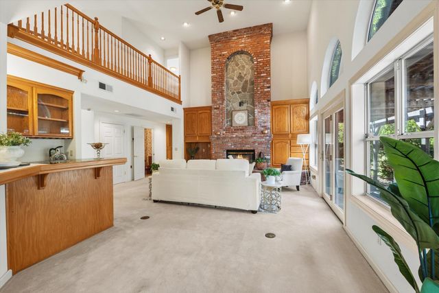 1084 KENSINGTON Dr, Roseville, CA 95661