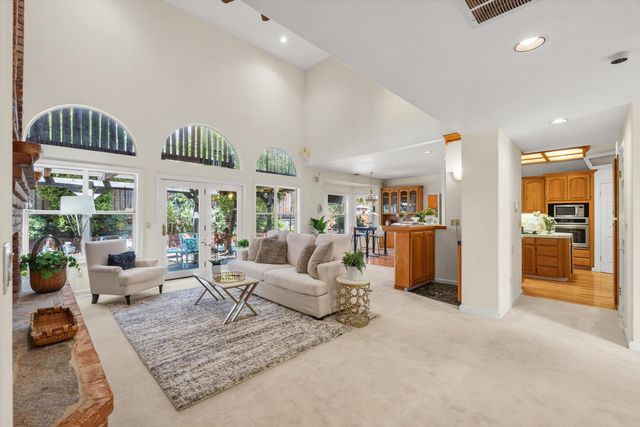 1084 KENSINGTON Dr, Roseville, CA 95661