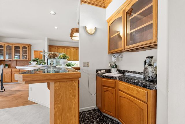 1084 KENSINGTON Dr, Roseville, CA 95661