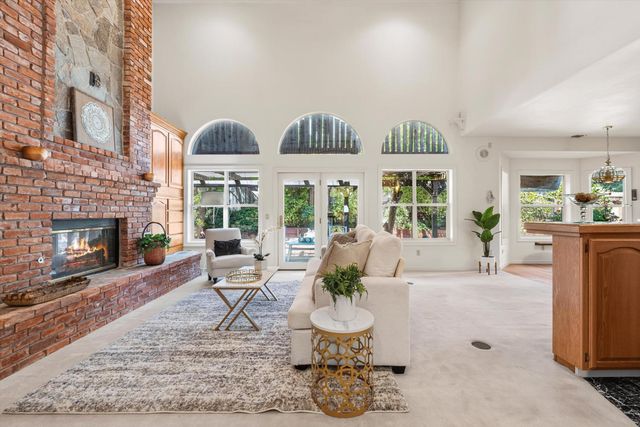 1084 KENSINGTON Dr, Roseville, CA 95661