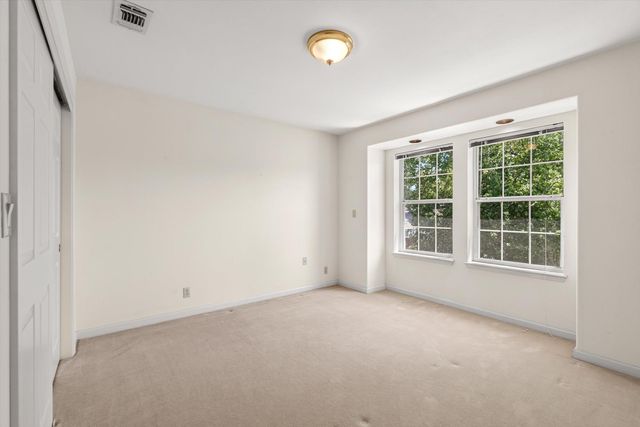 1084 KENSINGTON Dr, Roseville, CA 95661