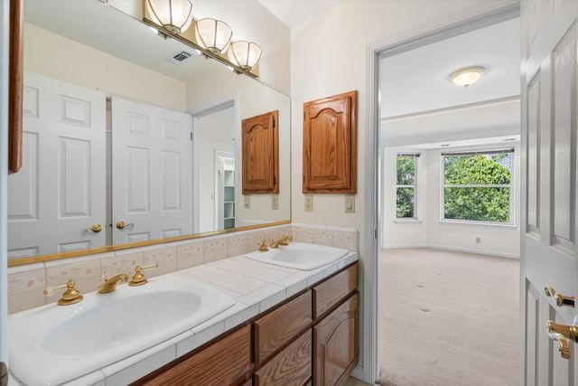 1084 KENSINGTON Dr, Roseville, CA 95661
