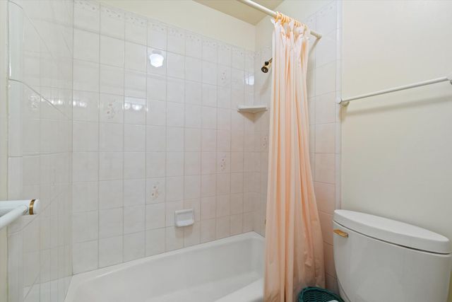 1084 KENSINGTON Dr, Roseville, CA 95661