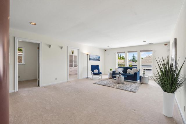 1084 KENSINGTON Dr, Roseville, CA 95661