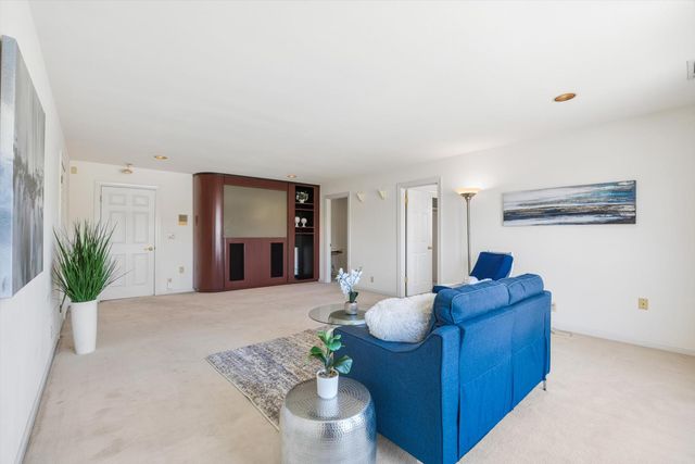 1084 KENSINGTON Dr, Roseville, CA 95661