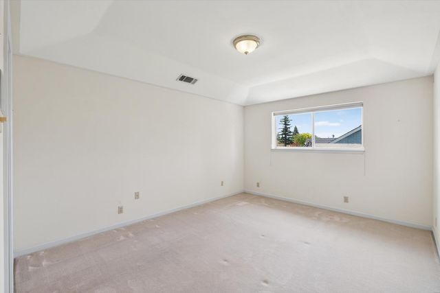 1084 KENSINGTON Dr, Roseville, CA 95661