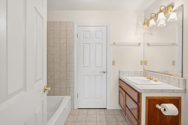 1084 KENSINGTON Dr, Roseville, CA 95661