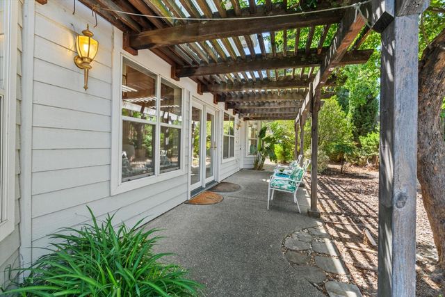 1084 KENSINGTON Dr, Roseville, CA 95661